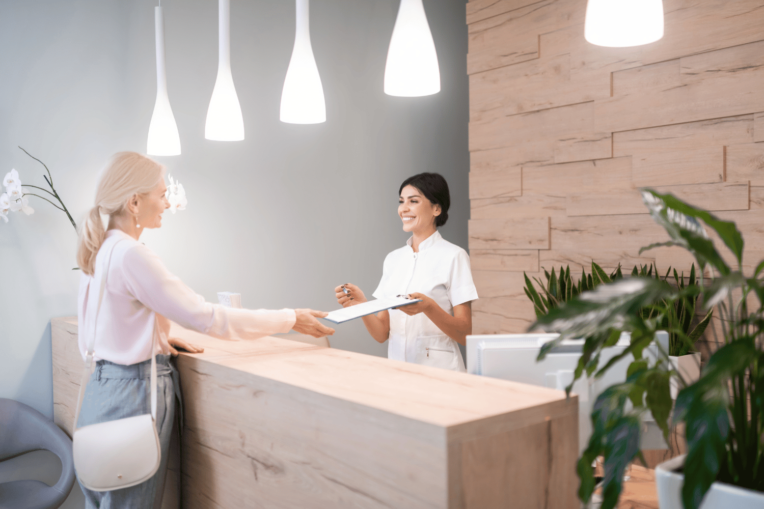 Recepción moderna y elegante de la Clínica Dental Erika Avilés en Málaga