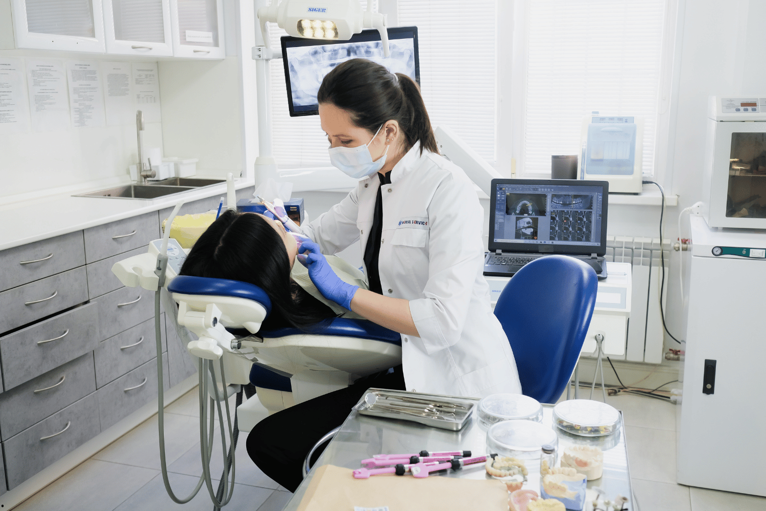 Proceso de colocación de una corona dental de porcelana, mostrando su color y forma naturales.