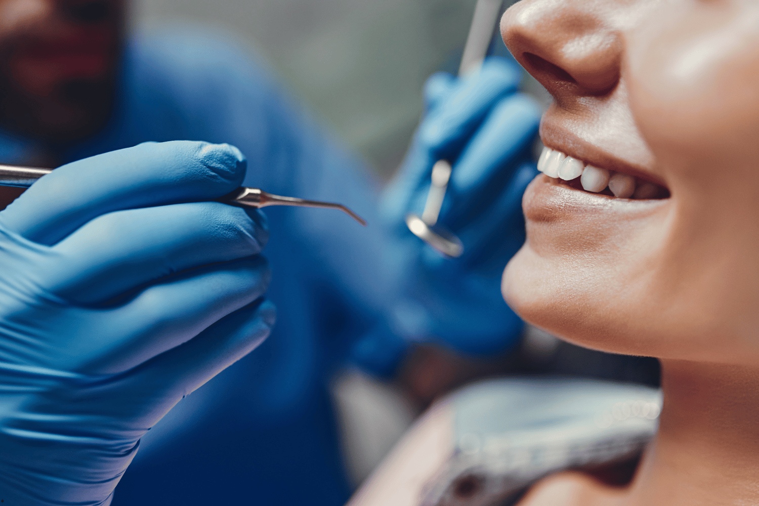 Paciente sonriendo, mostrando una sonrisa perfecta y armoniosa, resultado de la odontología estética.