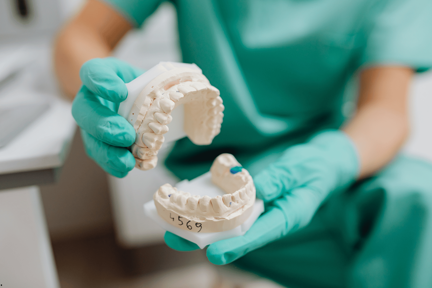 Protesis dental fija de alta calidad, mostrando una apariencia natural y estética.