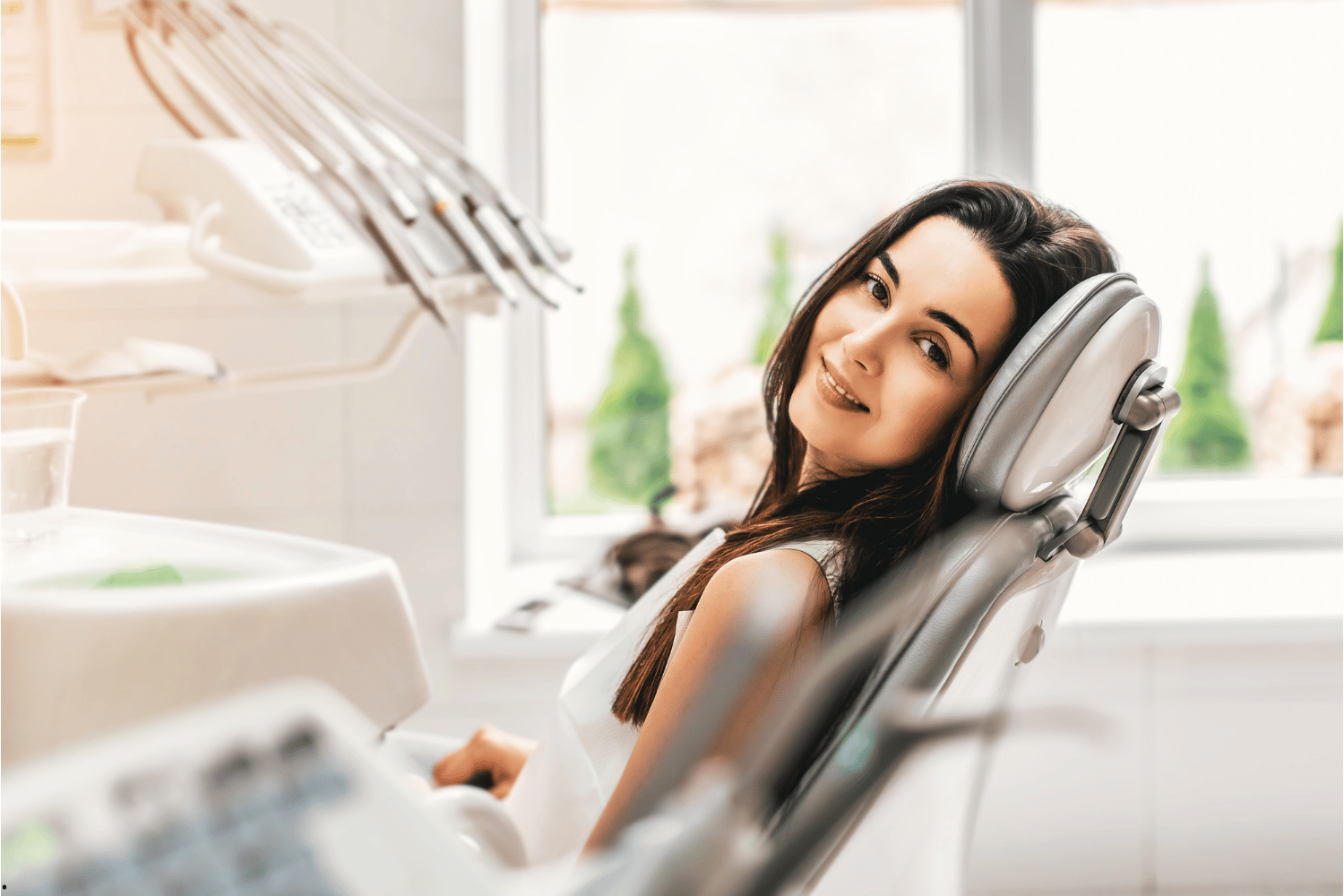 Paciente relajado recibiendo tratamiento dental bajo supervisión profesional con sedación consciente.