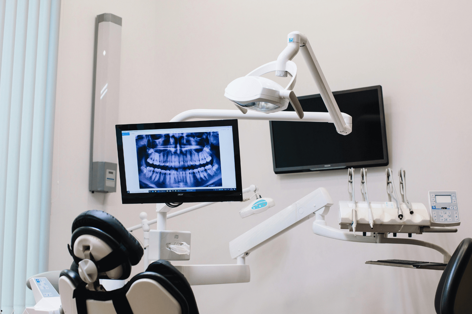 Dentista de la Clínica Dental Erika Avilés utilizando un escáner intraoral 3D para un diagnóstico preciso