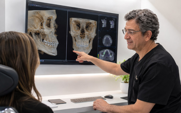 Cirugía maxilofacial en Málaga, Alfonso Daura explicando a un paciente el tratamiento