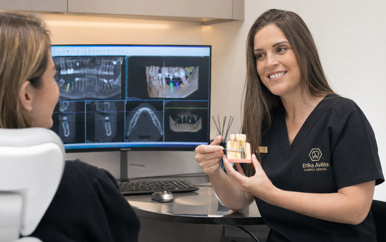 Implantologia dental en Málaga, Erika avilés explicando tratamiento a paciente